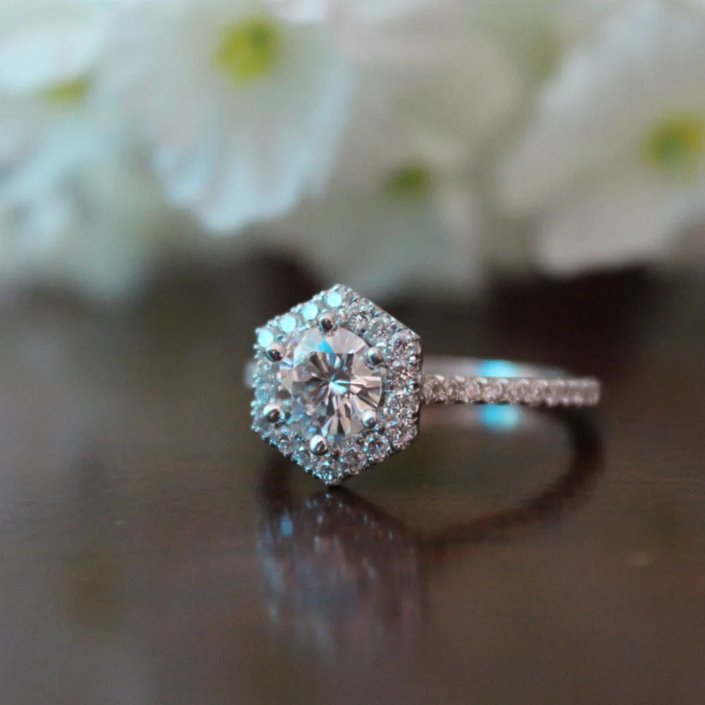 Искусственное бриллиантовое кольцо с орнаментом Moissanite белое золото предложение