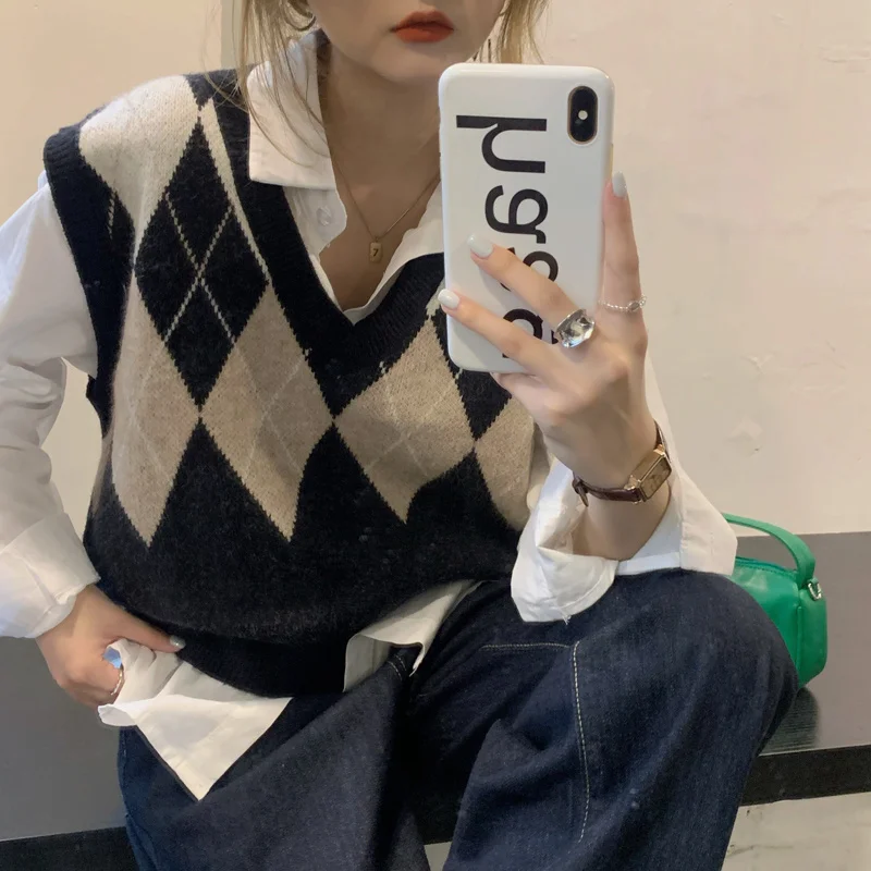 Женский трикотажный жилет с V-образным вырезом |