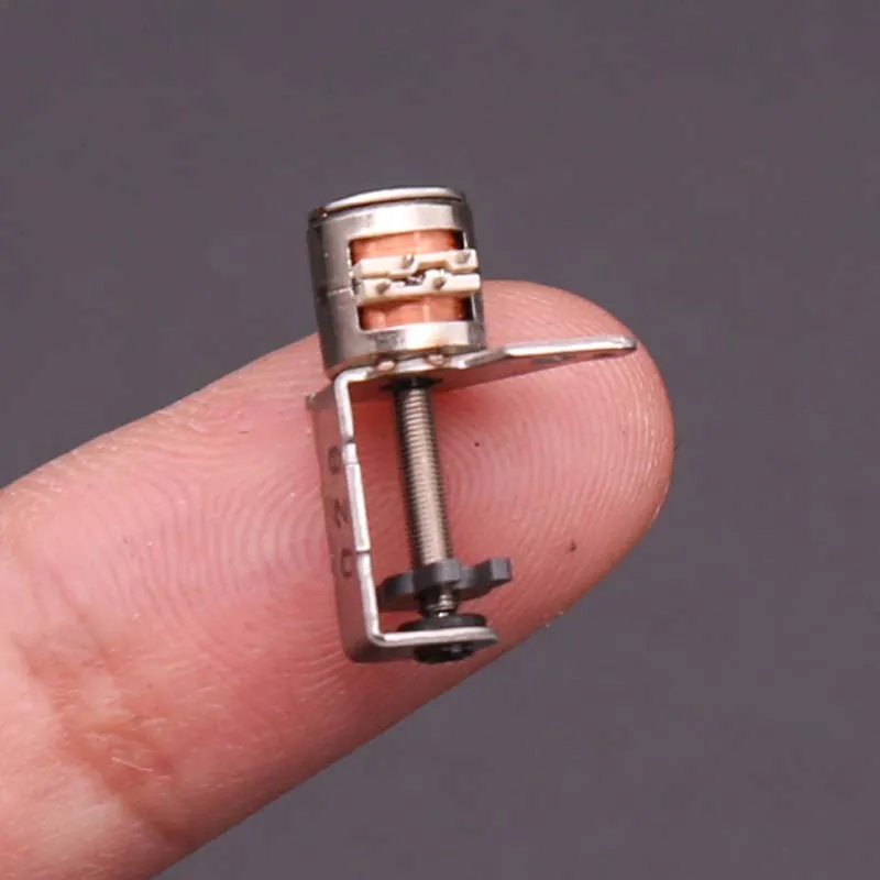 Миниатюрный шаговый двигатель 6-миллиметровый 2-фазный 4-проводной Stroke-9mm |
