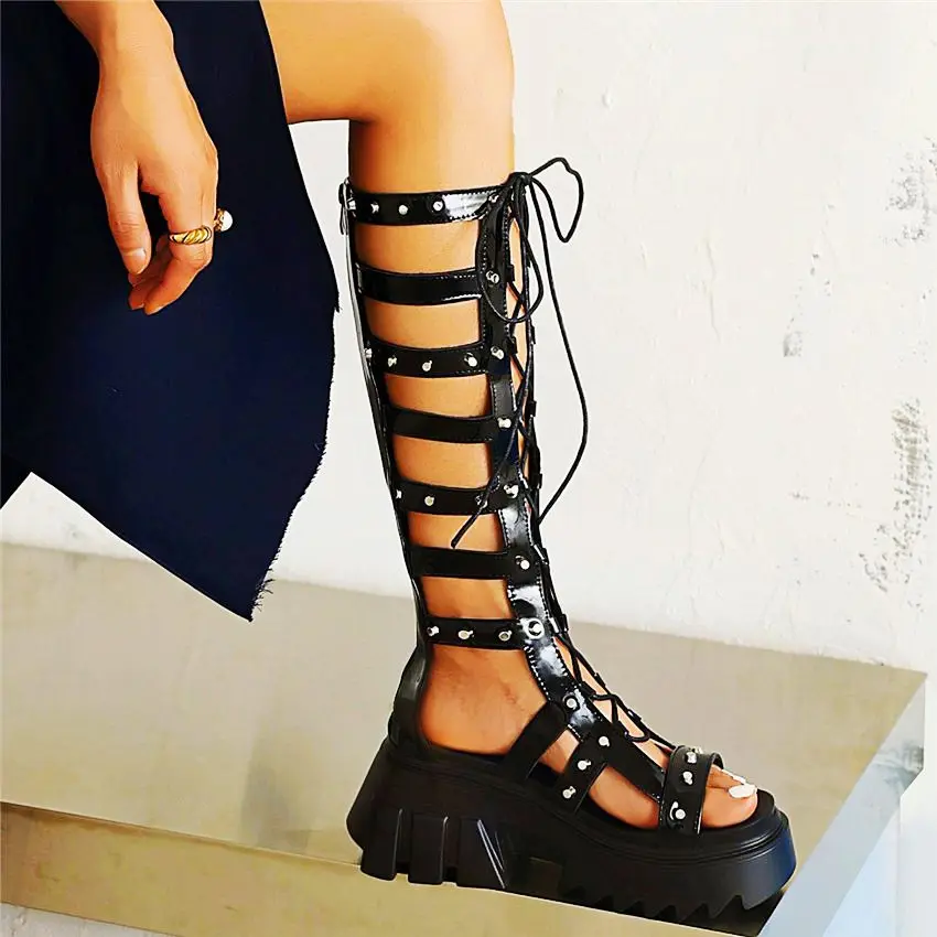 Женские сандалии-гладиаторы с шипами и ремешками летние высокие босоножки до