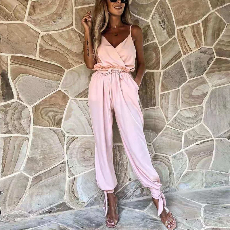 Женский комбинезон на бретельках с V-образным вырезом без спинки |