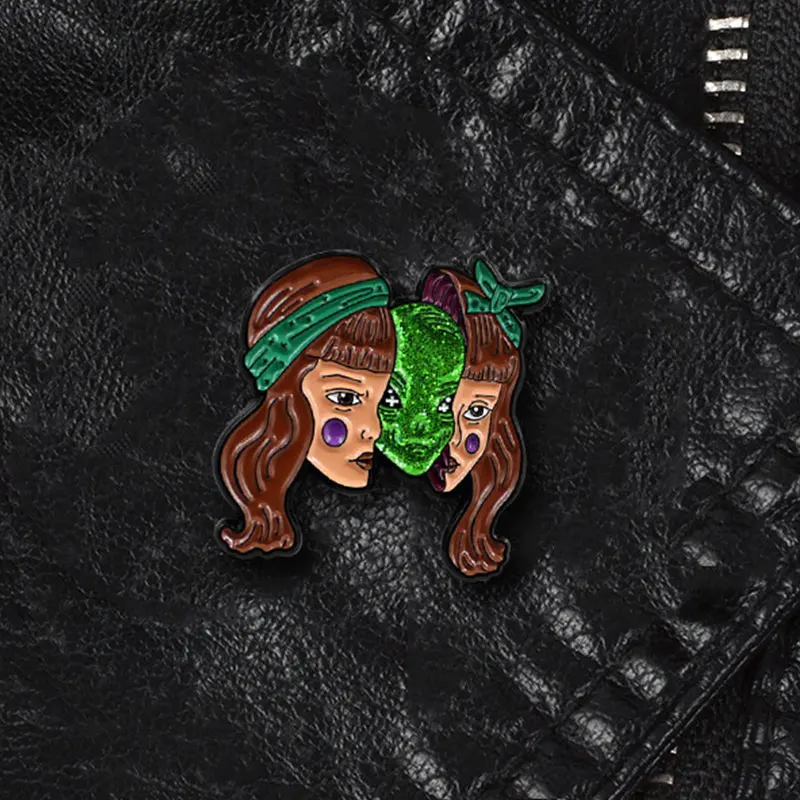 

Punk Girl Head Skull Green Alien Brooch Horror Glitter Mask Monster Enamel Pin Denim Coat Badge Creative Funny Punk Gift
