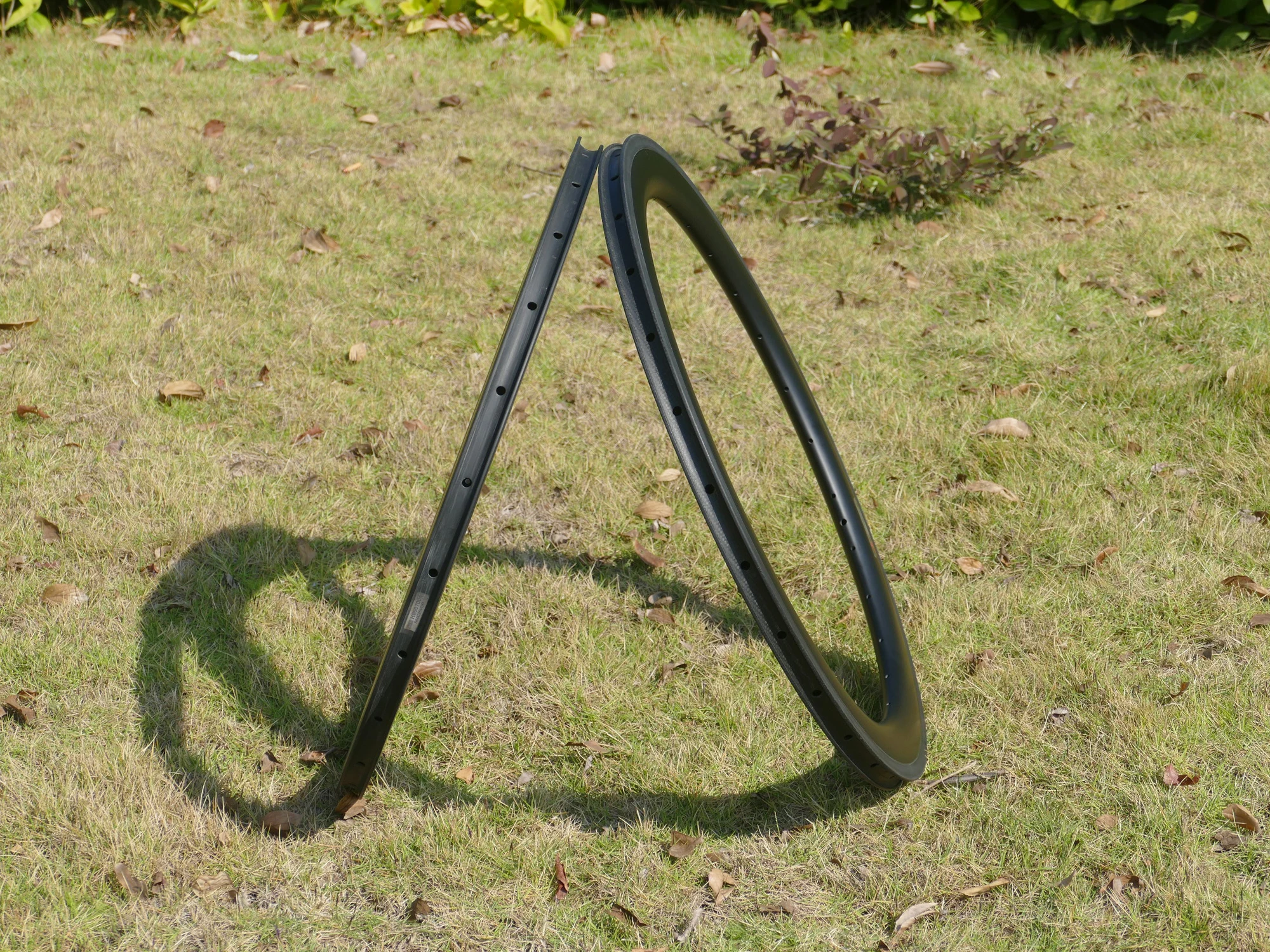 В комплект входит 1 пара-полностью карбоновый UD матовый дорожный велосипед