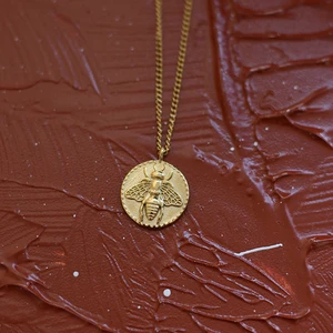 Новинка 2021, трендовые винтажные ожерелья для женщин из нержавеющей стали с позолотой 18 карат, не выцветающие, с изображением липы, насекомого, пчелы, монет