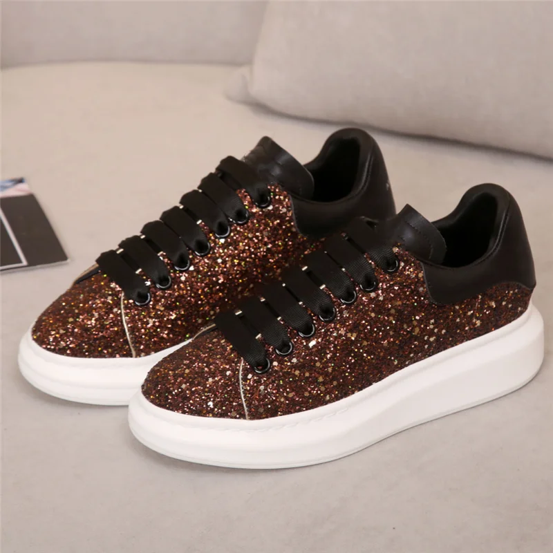 

The new sneakers are covered with rough black sequins and golden onions, which are very shining and charming, and combine cool s