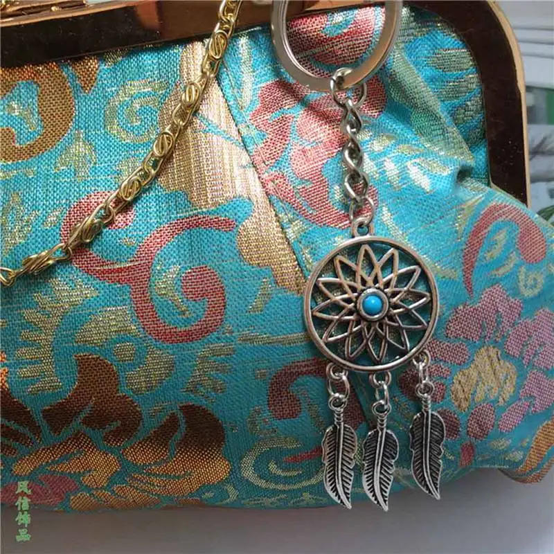 Брелок для ключей серебристого цвета кольцо с перьями и кисточками в стиле Ловца