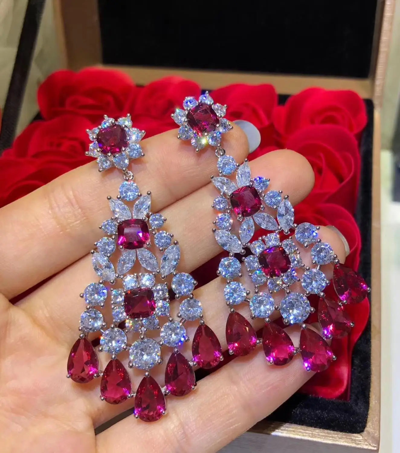 Серьги с блестящим драгоценным камнем цветочные серьги натуральным кристаллом