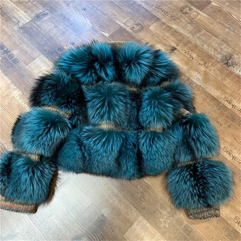 Женское пальто из твида маленькое с воротником-стойкой натурального меха