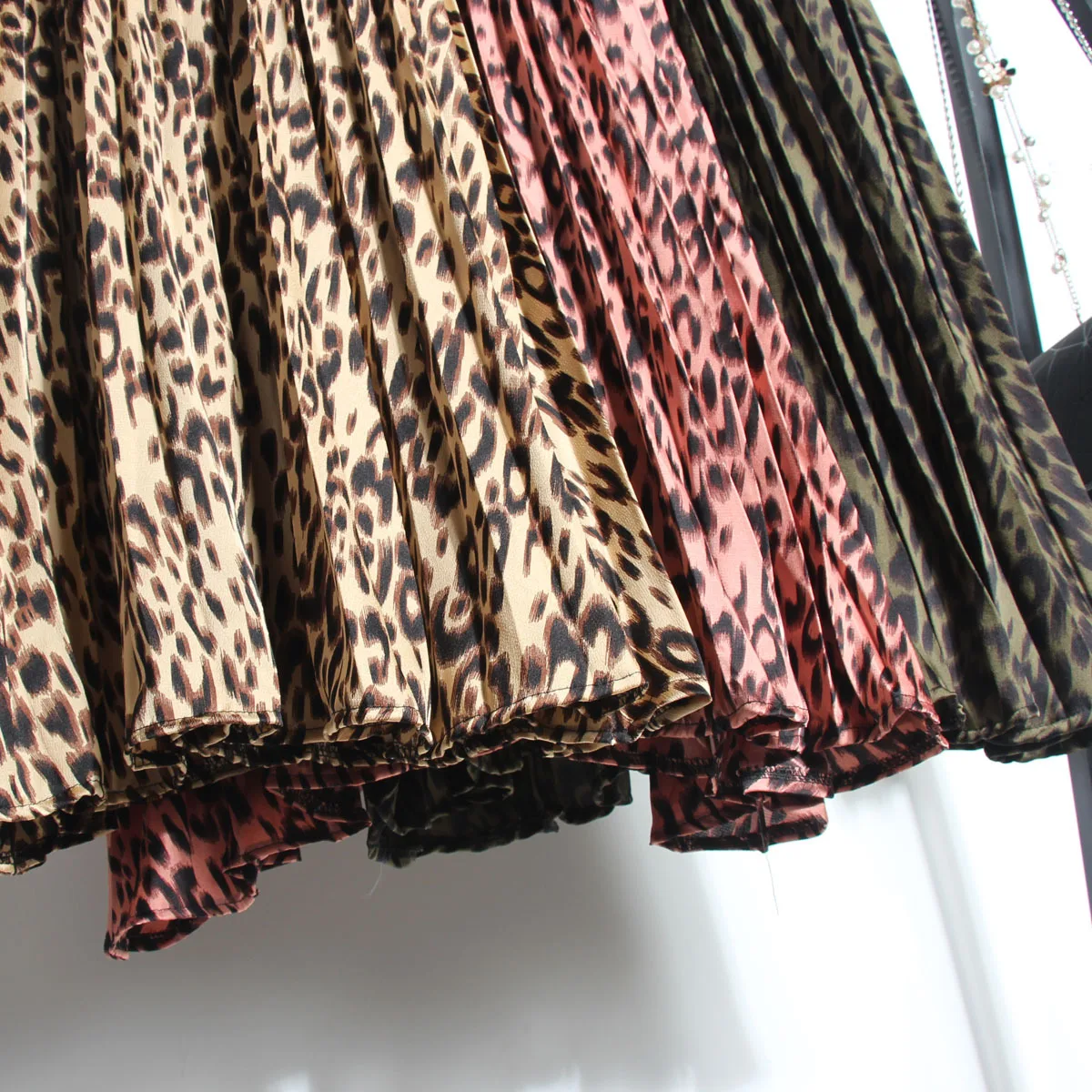 

Summer 2020 new ladies skirt sexy streetwear leopard elastic waist pleated skirt high waist and calf skirt women skirt