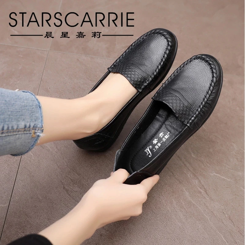 

Spring and autumn leather women's antiskid flat bottom Doudou shoes comfortable mother shoes middle and old age leather shoes