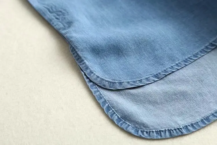 Летнее джинсовое платье с вышивкой женское светло-голубое круглым вырезом и