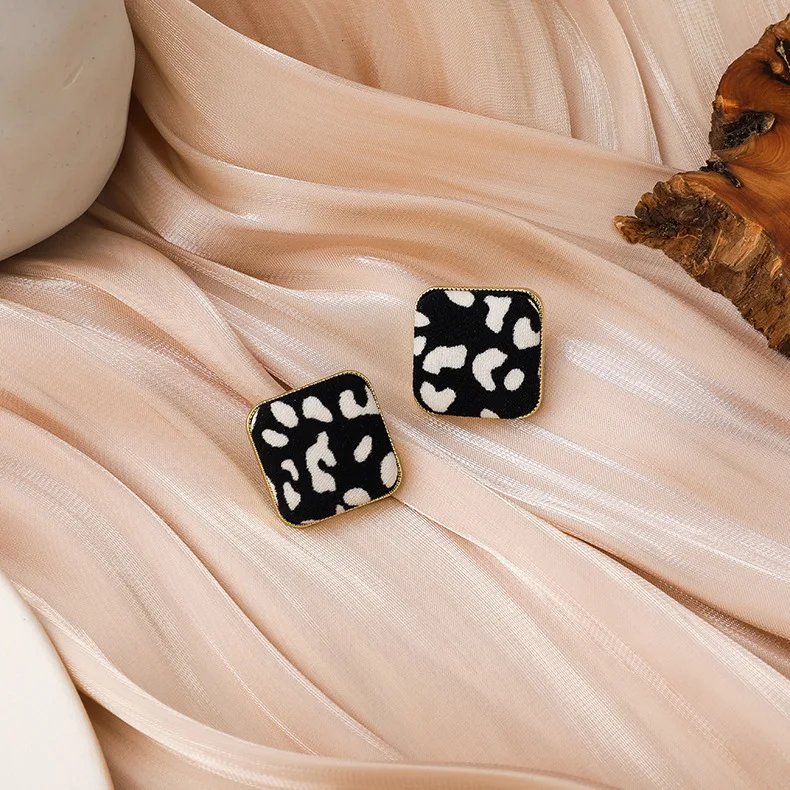 

MISSNICE New Fashion Stud Simple Geometric Square Leopard Earrings Simple Small Retro Accessories Moda Popular Design Aretes