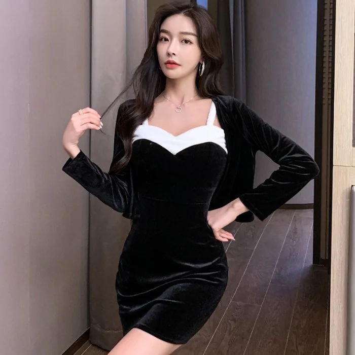 

Женское приталенное платье на бретельках, с бархатной юбкой