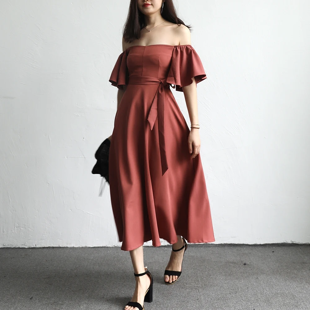 Женское облегающее платье с широким рукавом открытыми плечами и поясом