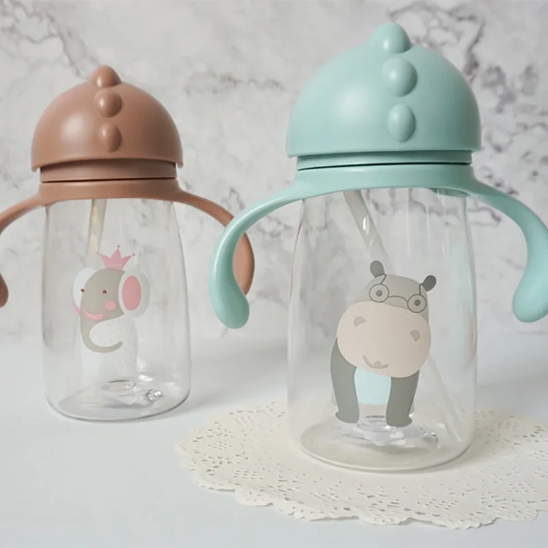 

Cartoon Baby Water Bottle Straw Baby Cup With Shoulder Strap Handles 420ml Kids Drinking Bottles Cute Baby Sippy Bottle Kid Gift