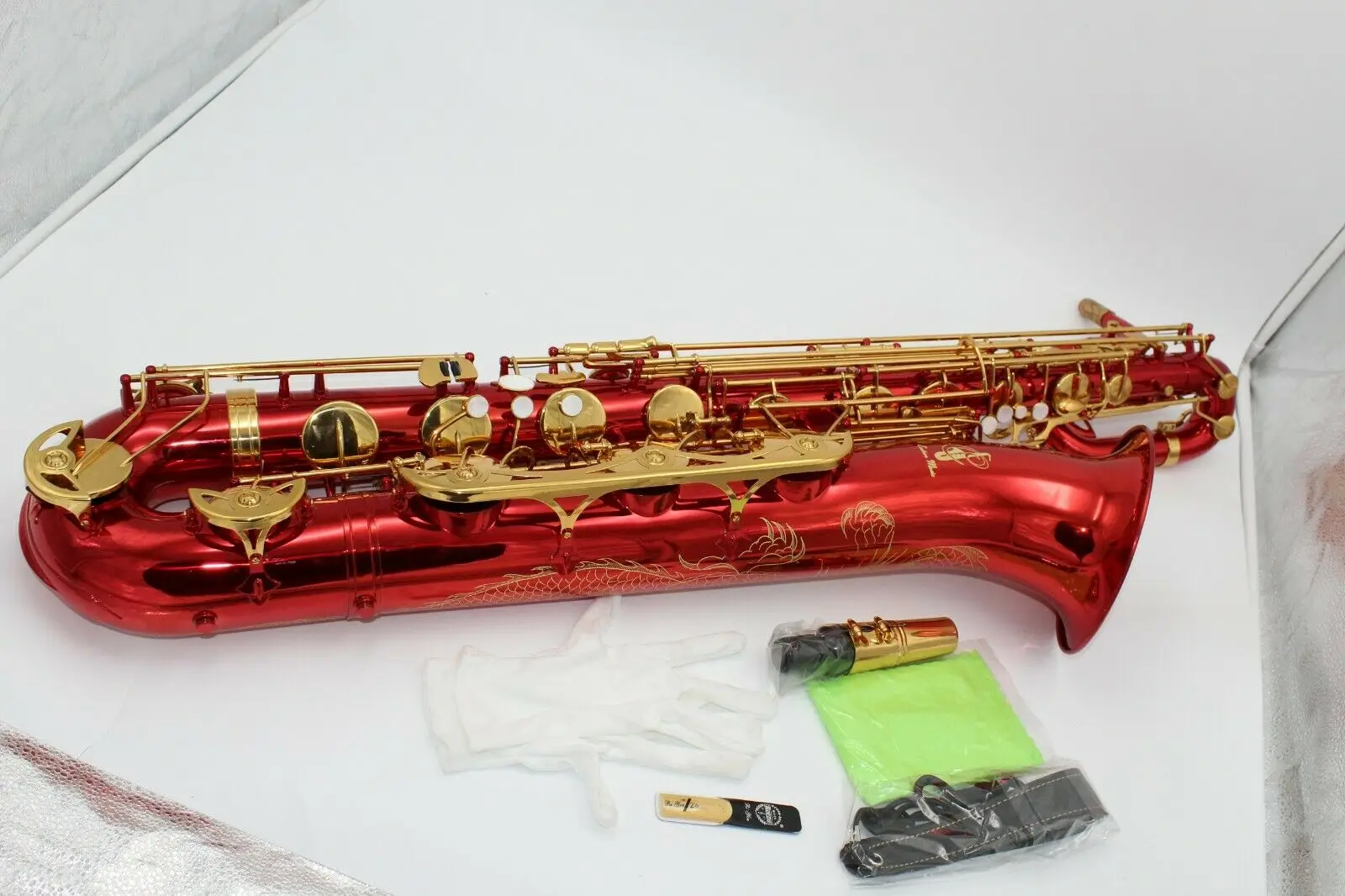 Goede Fabriek Aangepaste Handelsmerk Muziek Pro Rood Gelakt Bariton Saxofoon Met Dragon Gravures