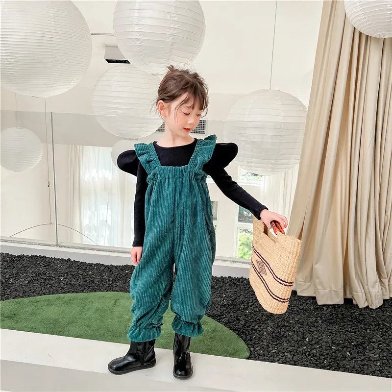 

2022 Spring Korean Girl Flying Sleeve Soft Waxy Striped Velvet Green Bib + Black Puff Sleeve Top