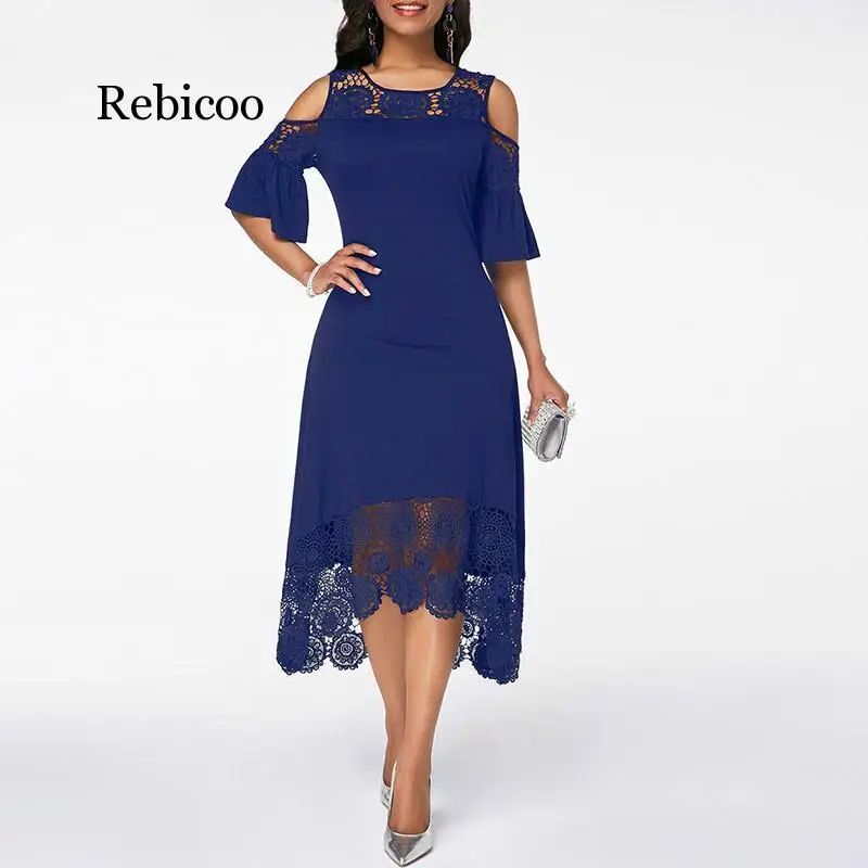 Женское платье с открытыми плечами и расклешенными манжетами кружевное