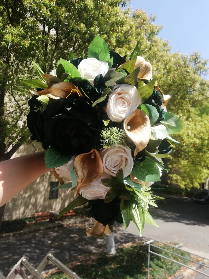 

Hand Made Dark Green Poney Bouquet Fleur Artificielle Ivory Rose with Gold Calalily Wedding Bouquet Bruidsboeket