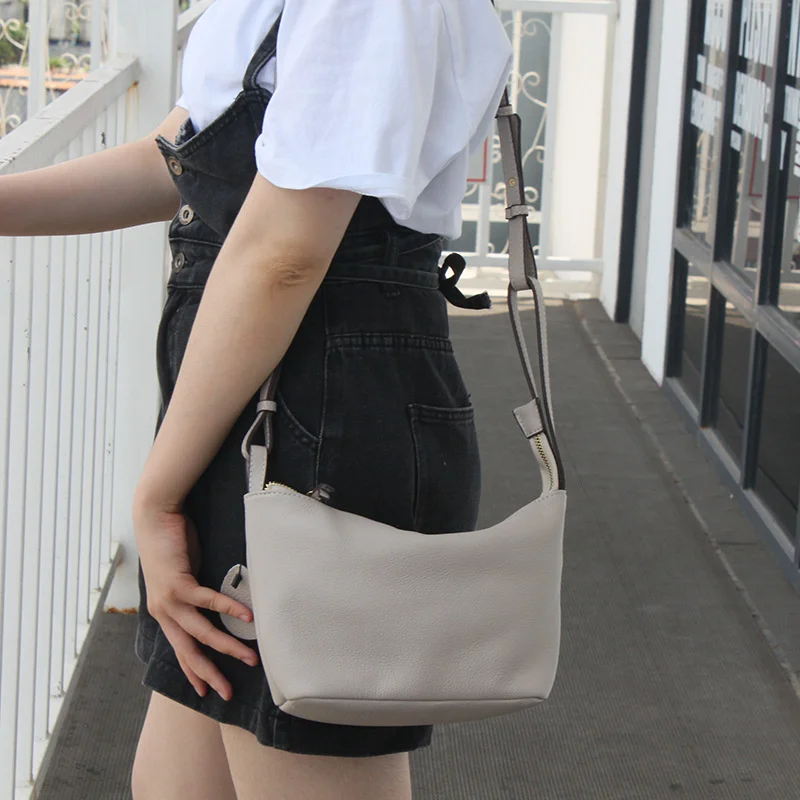 

Women's new one shoulder messenger artistic simple and convenient handbag simple