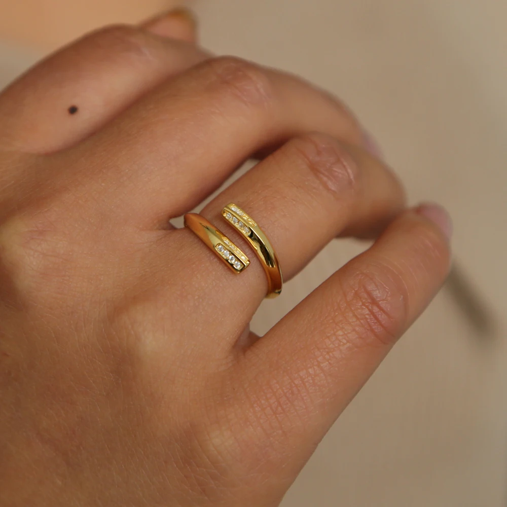 Женское Открытое кольцо с фианитом регулируемое золотистого цвета из серебра 2021