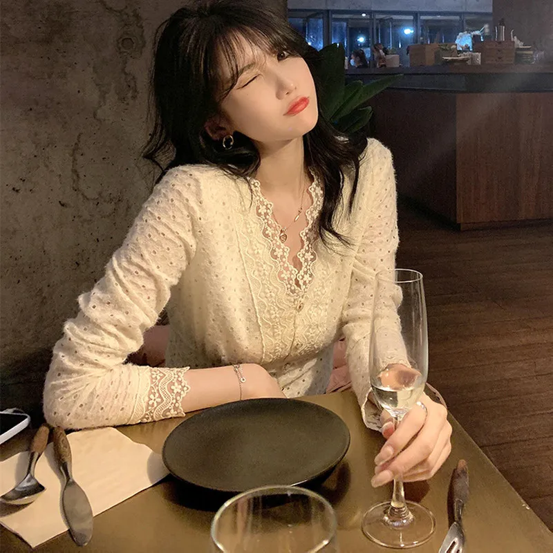 Décontracté Dentelle Col V Chemisier Femmes 2021 Printemps Manches Longues Sexy Chemise De Base Femmes Style Coréen Élégant Bureau Dame Mince Hauts