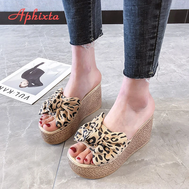 Aphixta замшевые леопардовые туфли на танкетке 9 см с бантом женские шлепанцы