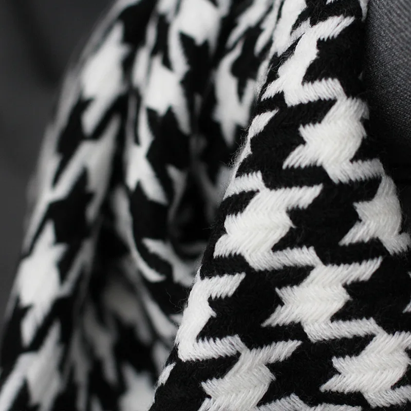 Покрывало для дивана классическое черно-белое с рисунком гусиная лапка