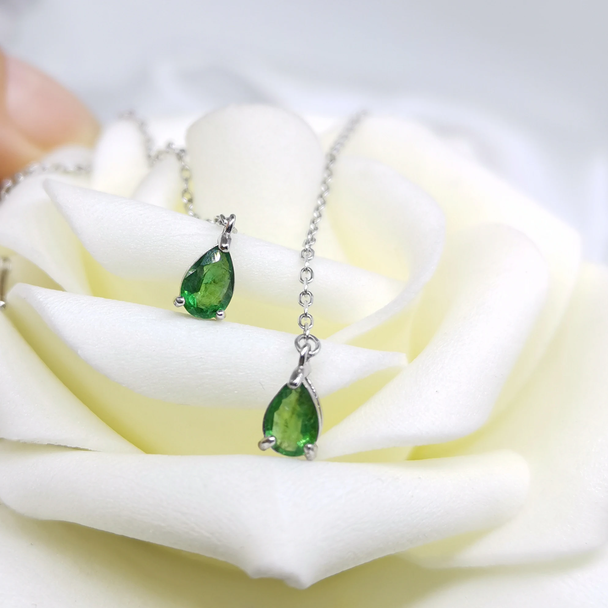Серьги с натуральным изумрудом нити капли воды ювелирное изделие из