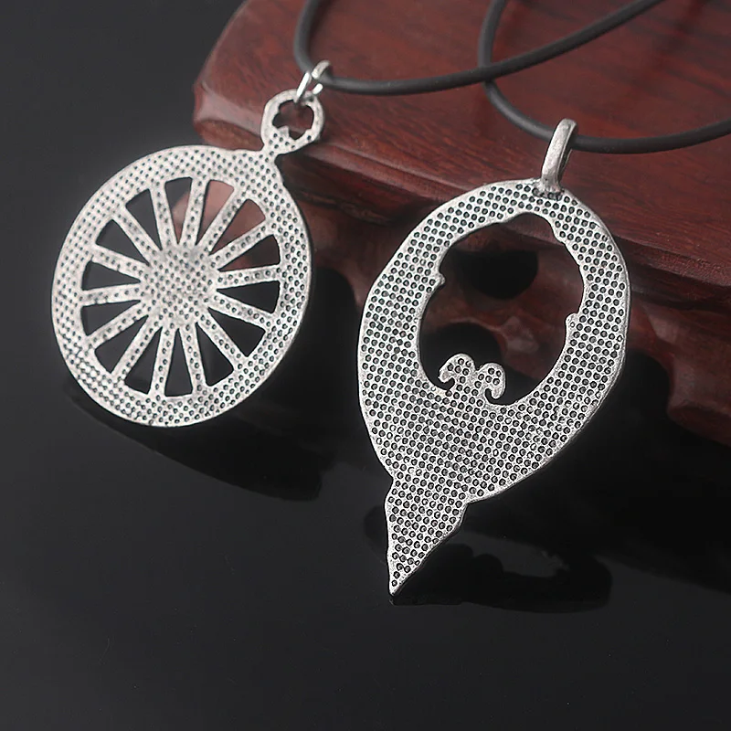 

Game Bloodborne Necklace For Men Hunter Religion Badge Pendant Crow Hunter Wheel Cosmic Eye Badge Cosplay Vintage Jewelry Gift