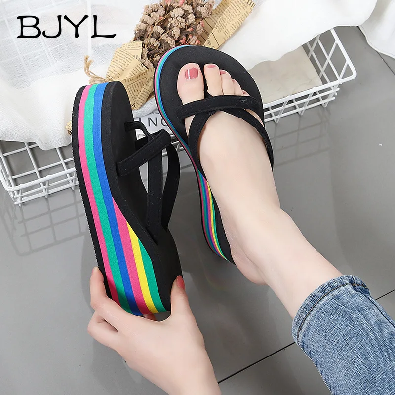 Шлепанцы женские на танкетке сандалии высоком каблуке Нескользящие с радужной