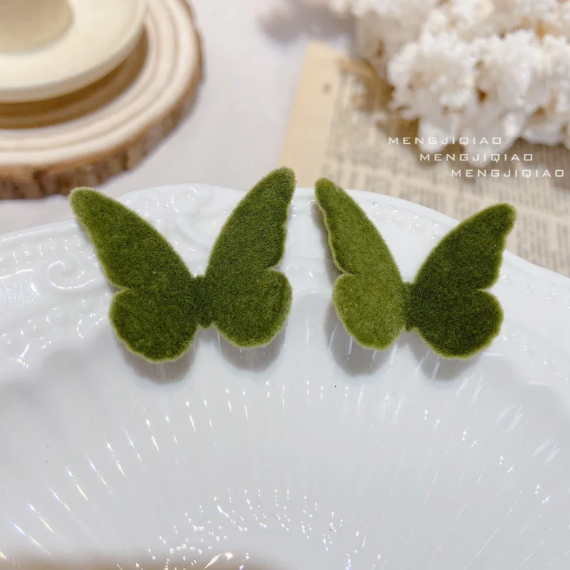 

Vintage New Simple Autumn Winter Plush Velvet Butterfly Stud Earrings For Women Elegant Flocking C-shape Pendientes Jewelry