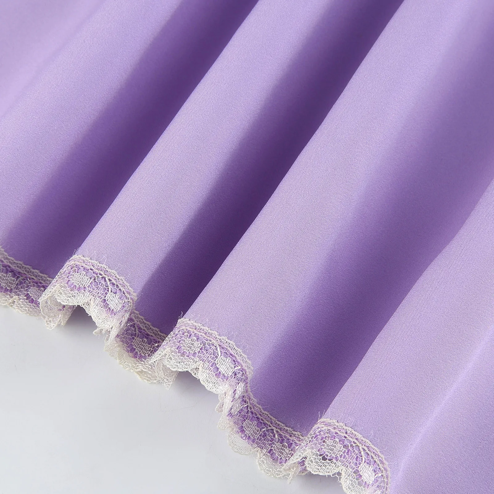 Летнее женское однотонное платье на бретельках с высокой талией кружевное