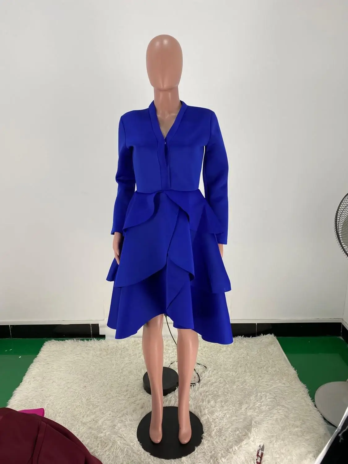 Элегантное однотонное платье средней длины с длинным рукавом и V-образным