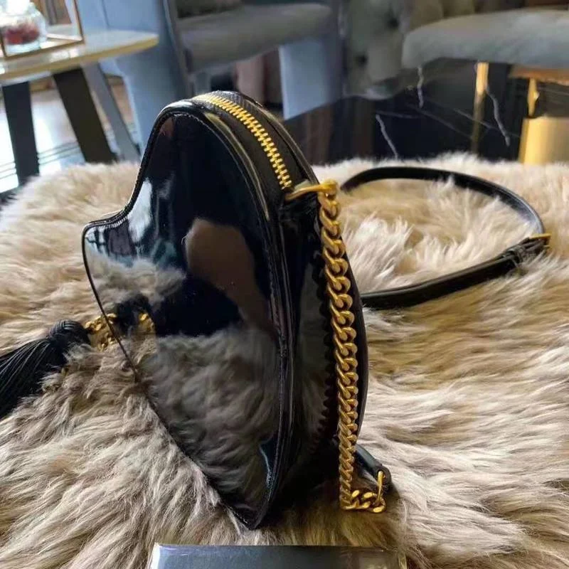 

2021 spring new style, fashionable, casual, simple and versatile diagonal shoulder bag, ladies patent leather peach heart bag,