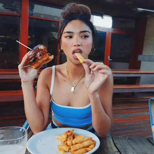 Летняя облегающая пикантная короткая майка без рукавов на бретелях открытая