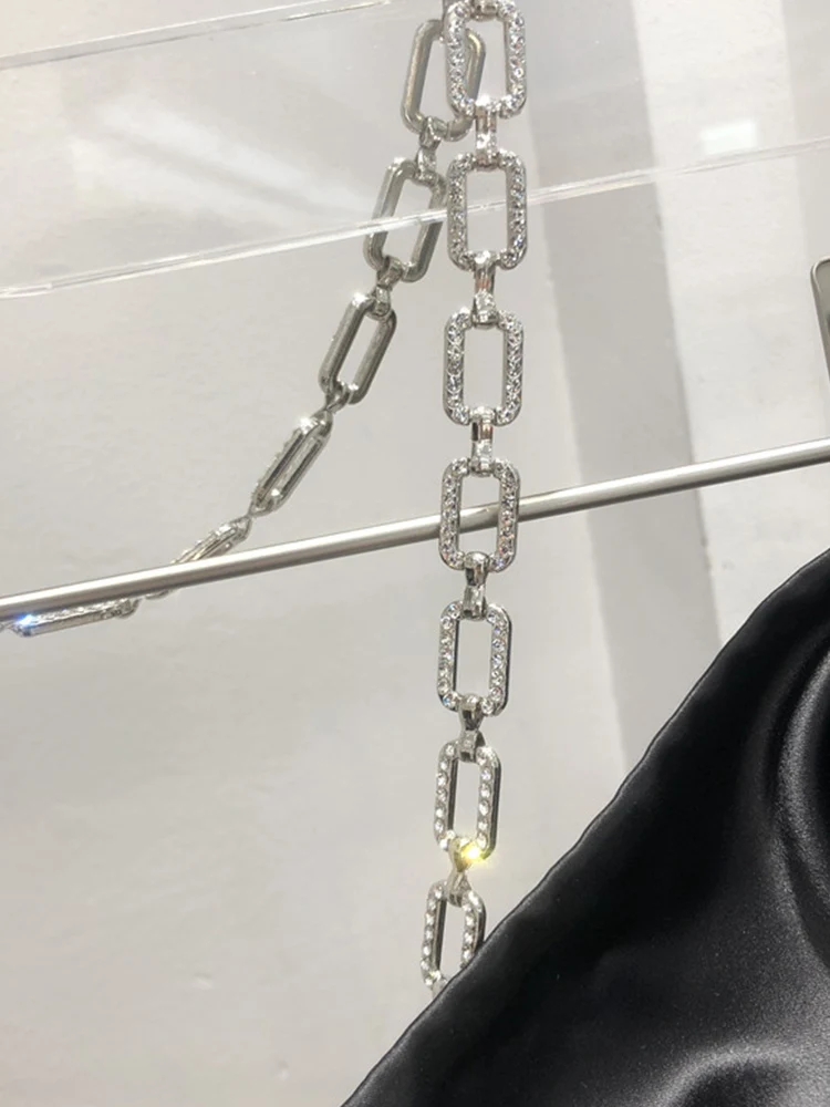 Sexy leaky shoulders leaky back satin pleated waist waist metal chain hanging neck sling Ladies summer new fashion all-match top