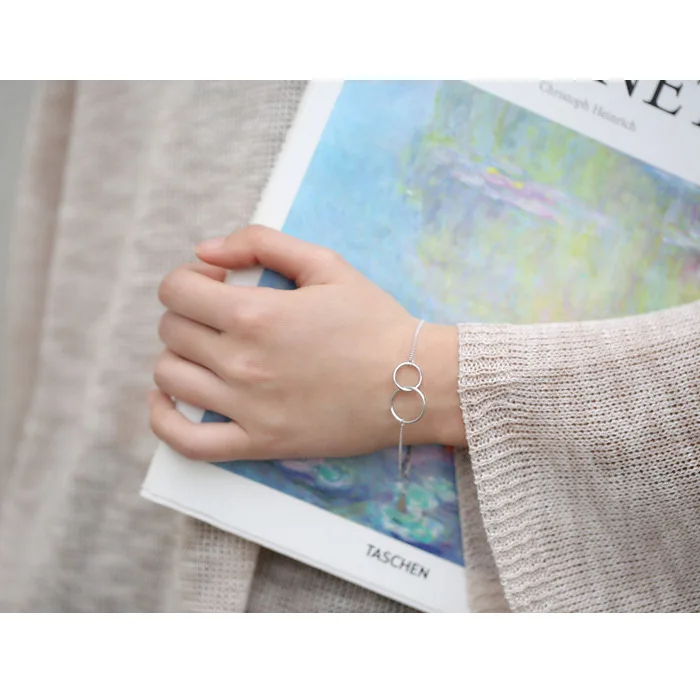 Регулируемый браслет серебряного цвета с двойными кольцами и подвеской для