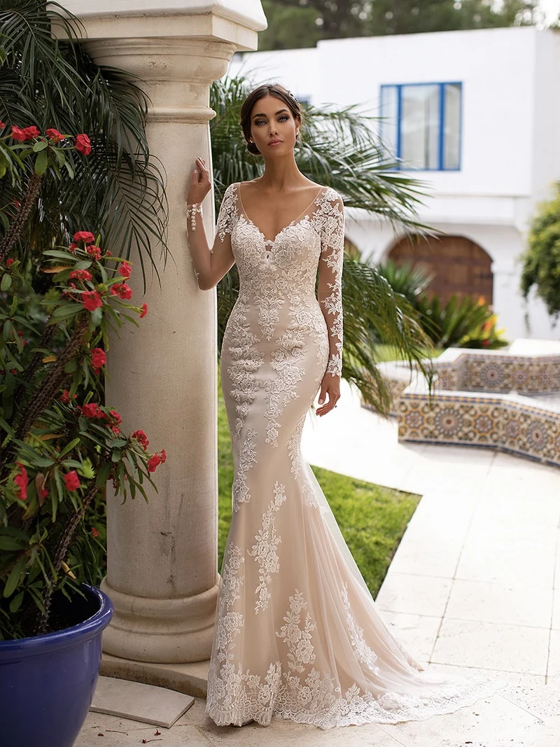 Платье свадебное с юбкой-годе V-образным вырезом и длинными рукавами | Свадьбы