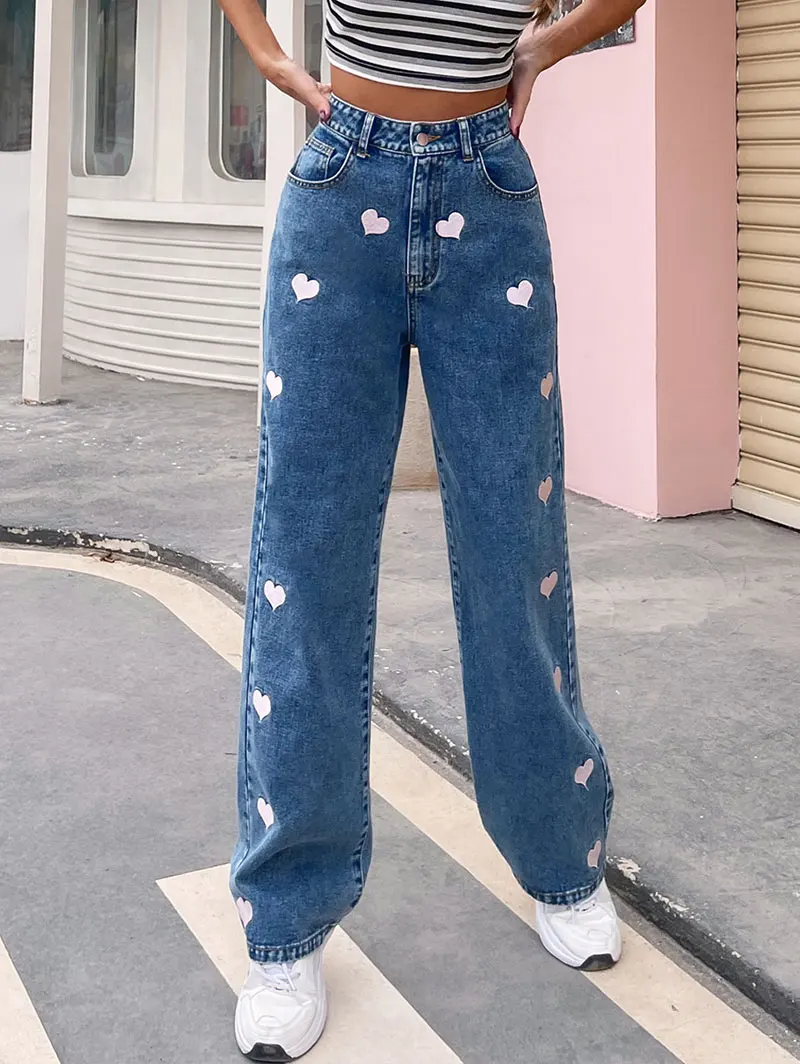 

Багги джинсы с высокой талией и вышивкой в виде сердца