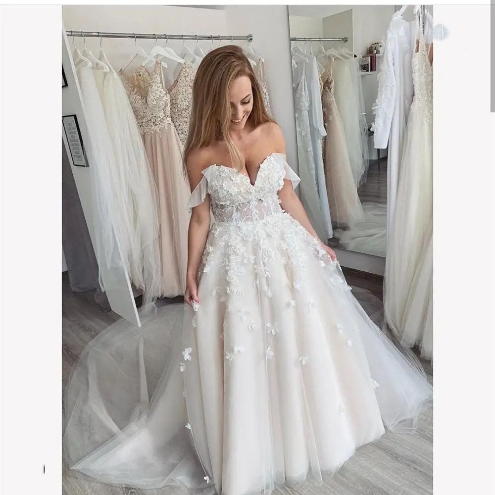 Кружевное свадебное платье ручной работы с цветами милое белое А силуэта