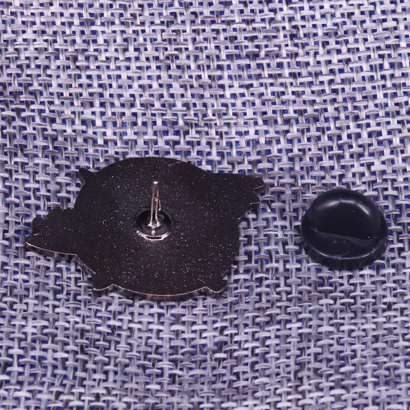 Брошь из пряжи с лацканами и надписью be crazy