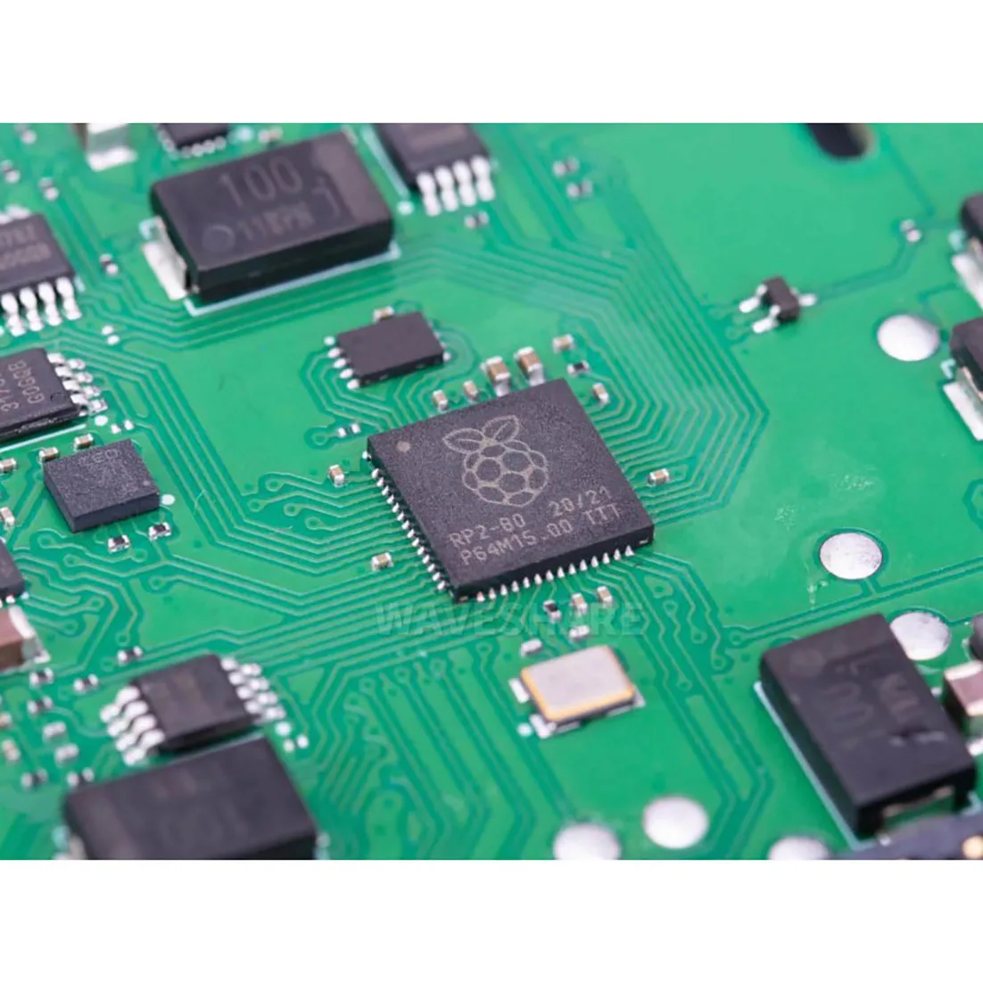 Конструкция Raspberry Pi помогает контролировать до четырех технических моторов и