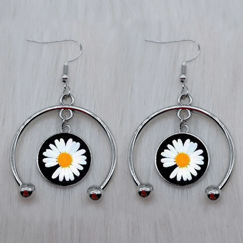 Серьги женские из стекла классические белые с цветами | Украшения и аксессуары