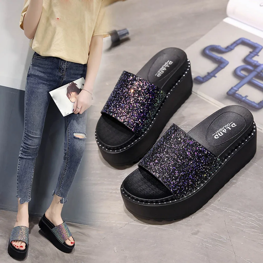 Женские шлепанцы на платформе и высоком каблуке летние блестящие с блестками