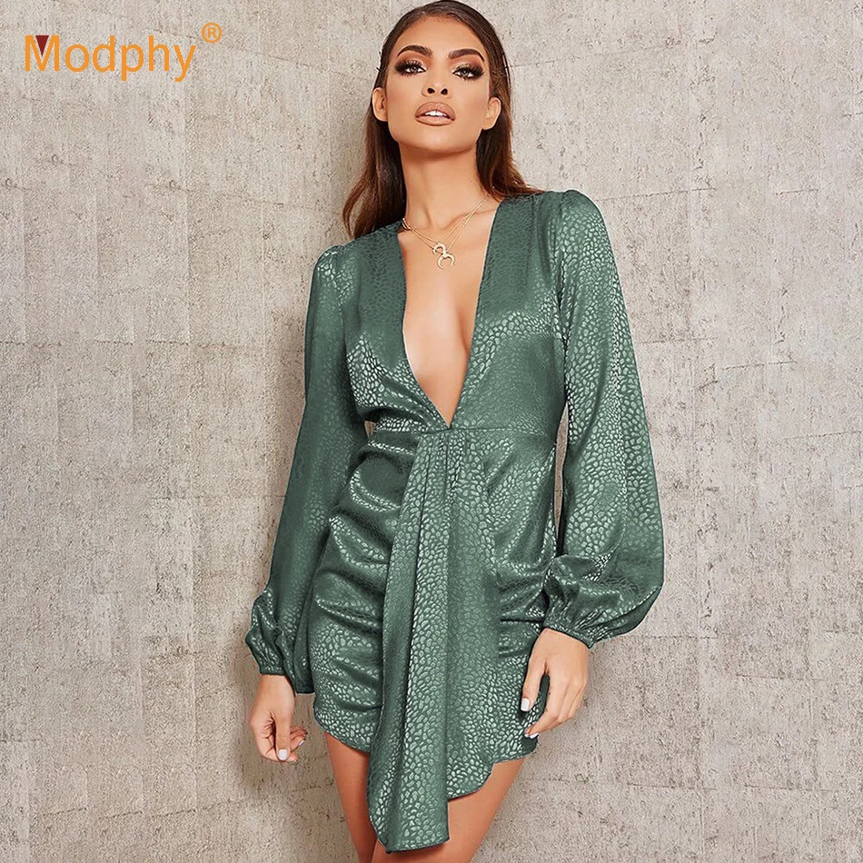 Женское мини платье с принтом зеленое глубоким V образным вырезом и длинным