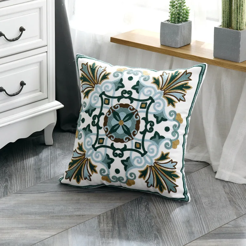 Наволочка для подушки в этническом стиле квадратная с вышивкой 45x45 см дивана