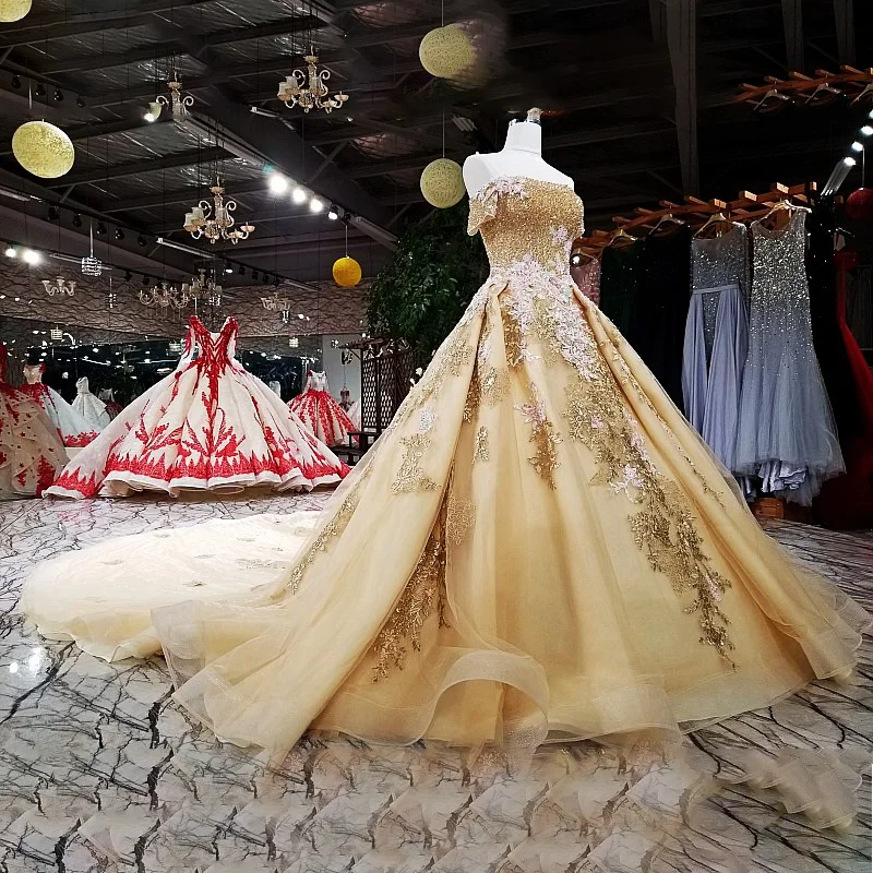 LS63454 1 Золотое вечернее платье с вуалью открытыми плечами на шнуровке сзади цвет