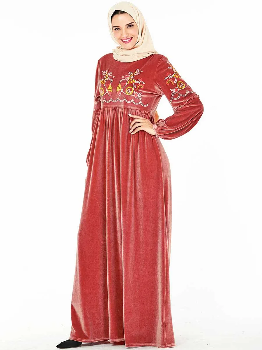 Женское длинное бархатное платье с цветочной вышивкой и круглым вырезом |