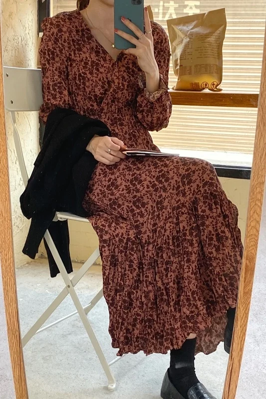 И Цветочное платье с естественными складками и облегающей талией длинными